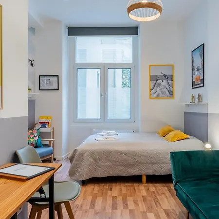Apartment Cozy Retro Chic With Patio And Self Check-in