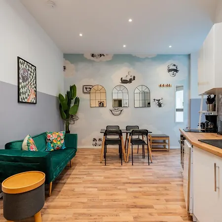 Apartment Cozy Retro Chic With Patio And Self Check-in *