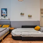 Retro-Apartment Mit Terrasse