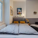 Retro-Apartment Mit Terrasse * برلين