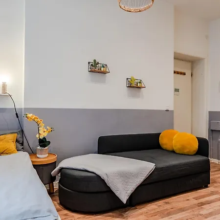 Apartment Cozy Retro Chic With Patio And Self Check-in *