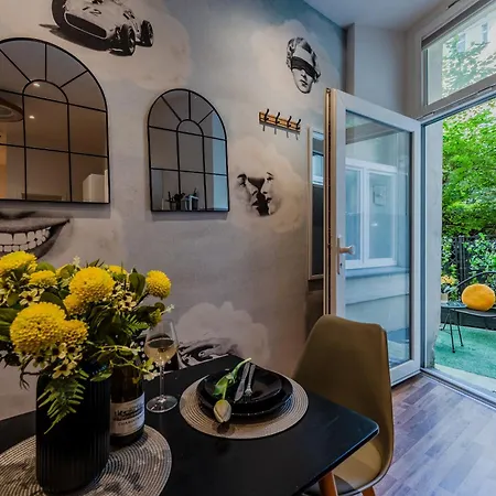 Cozy Retro Chic With Patio And Self Check-in Appartamento