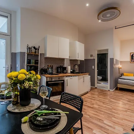 Cozy Retro Chic With Patio And Self Check-in Apartment